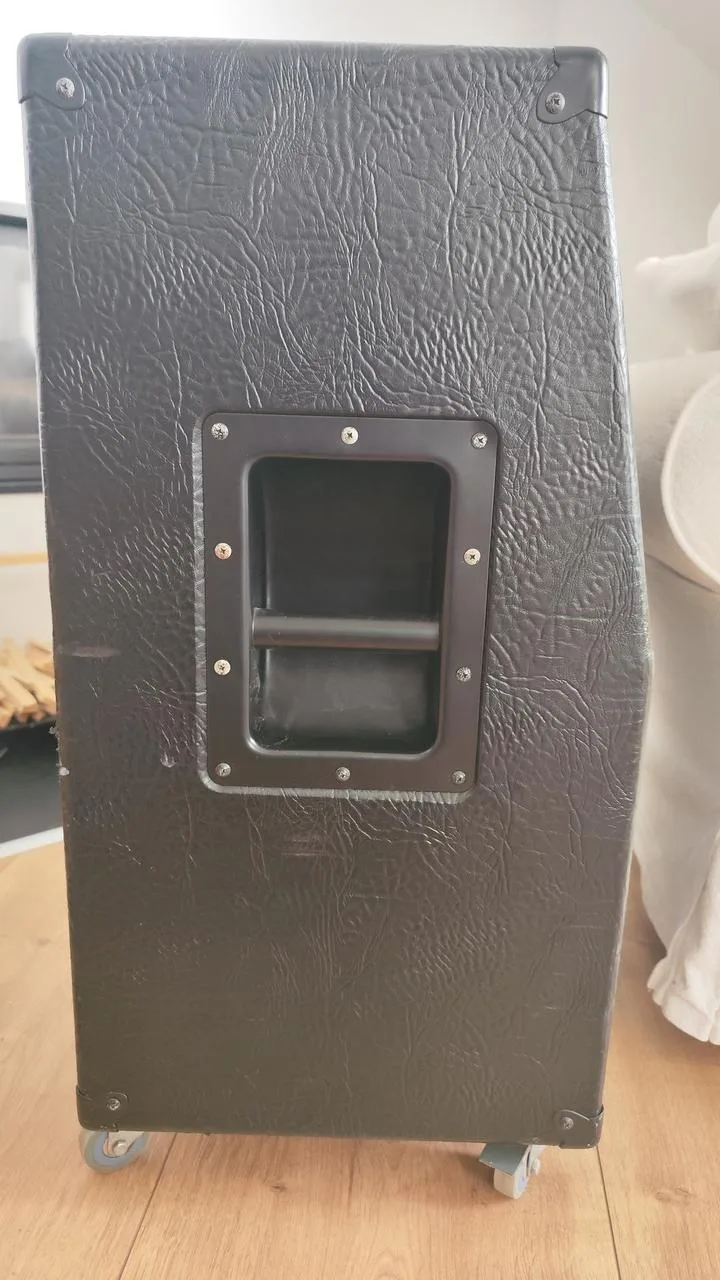 Harley Benton box 2x12 Celestion V30 vertical slanted