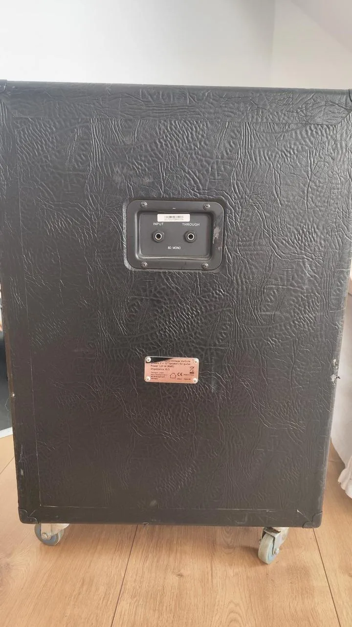 Harley Benton box 2x12 Celestion V30 vertical slanted