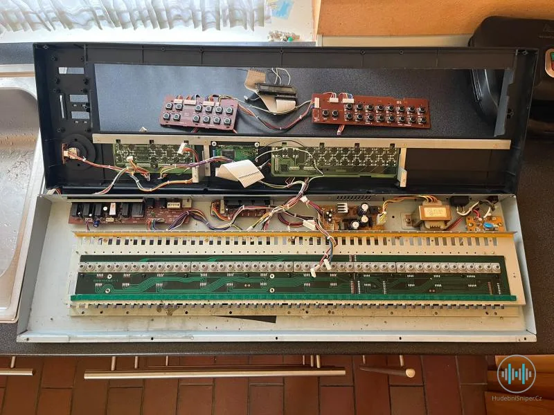 Predám náhradné diely na Roland Alpha Juno 1 a 2