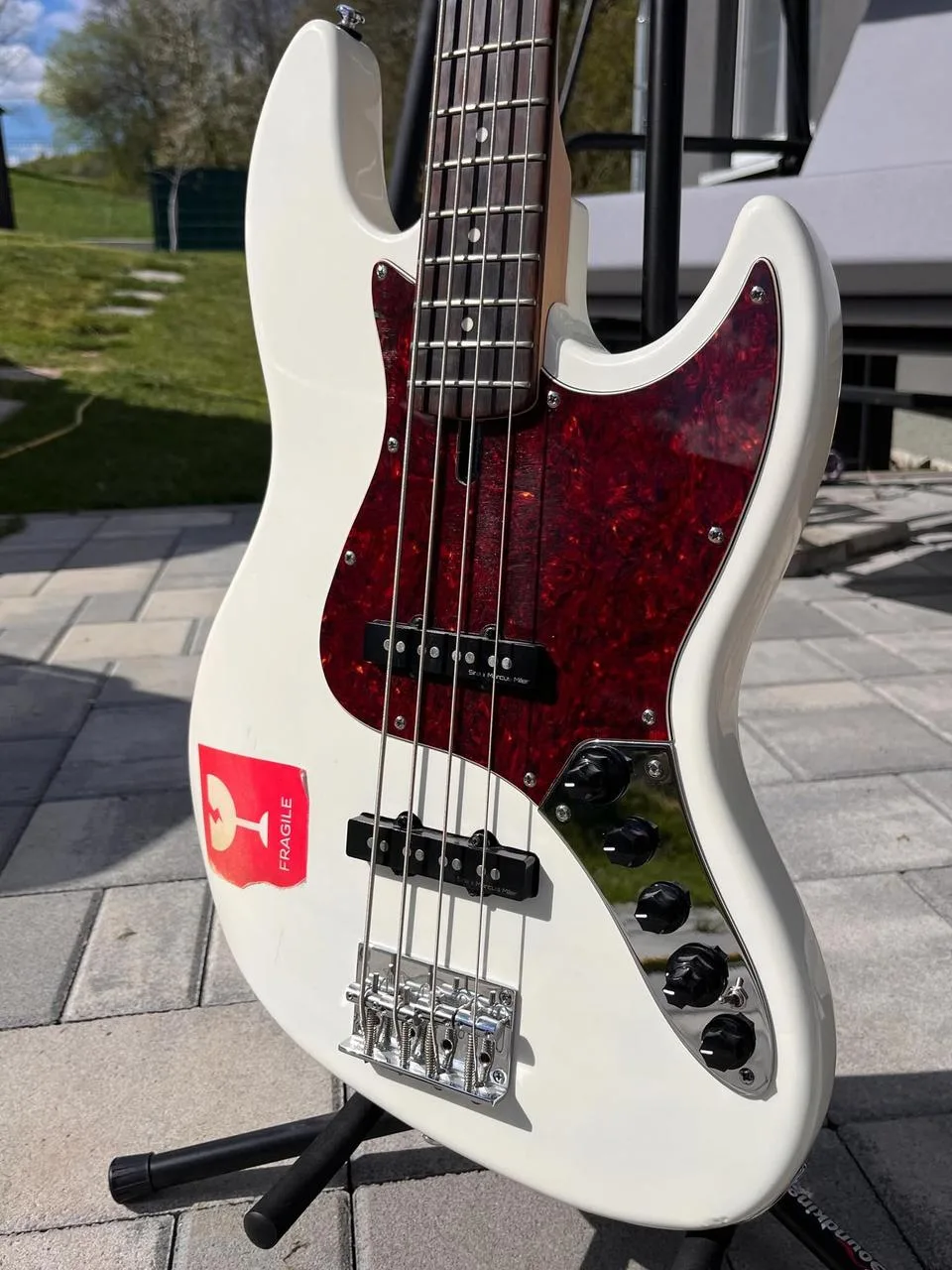 Sire Marcus Miller V3-4 Antique White baskytara + pickguard