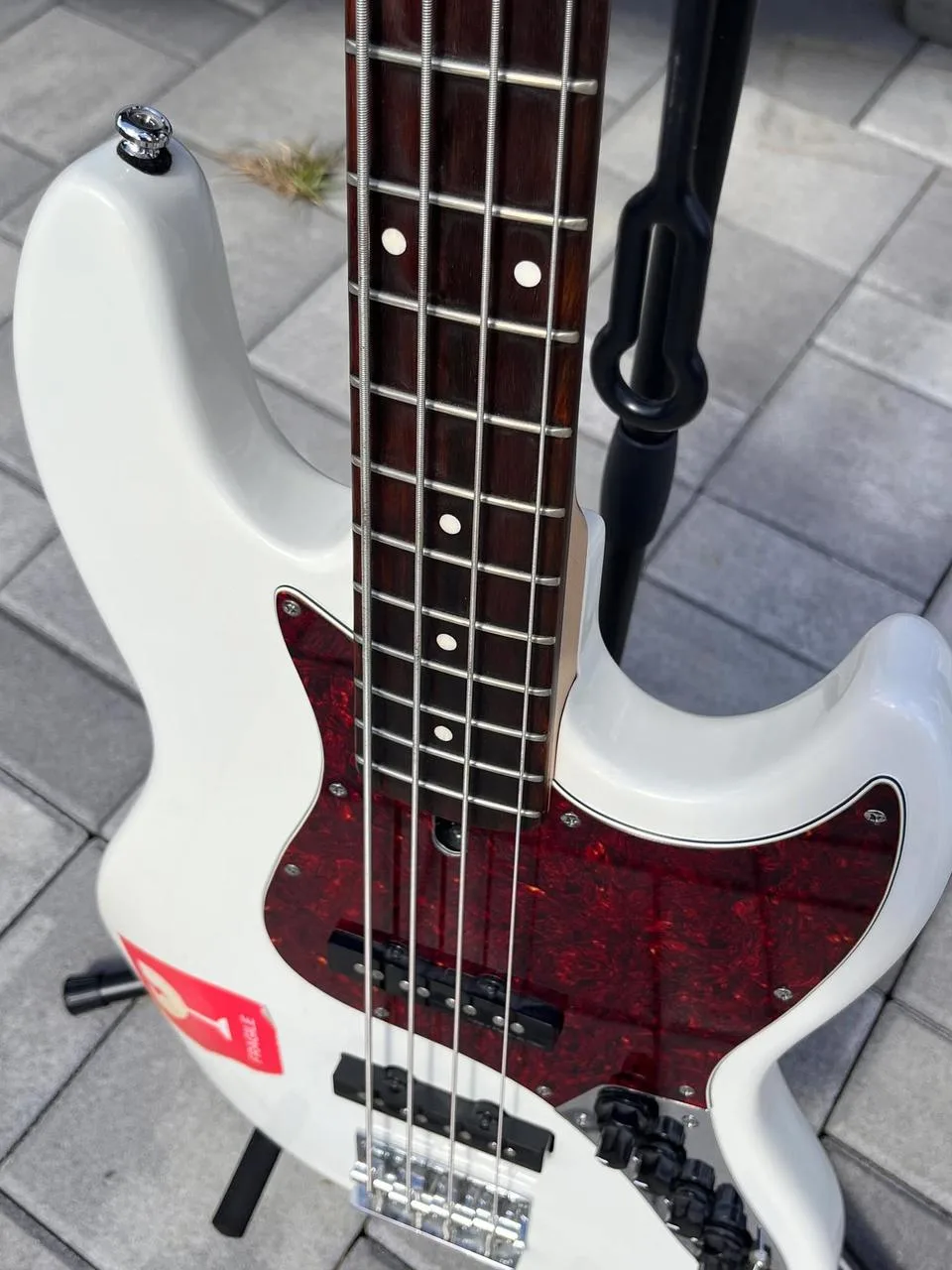 Sire Marcus Miller V3-4 Antique White baskytara + pickguard