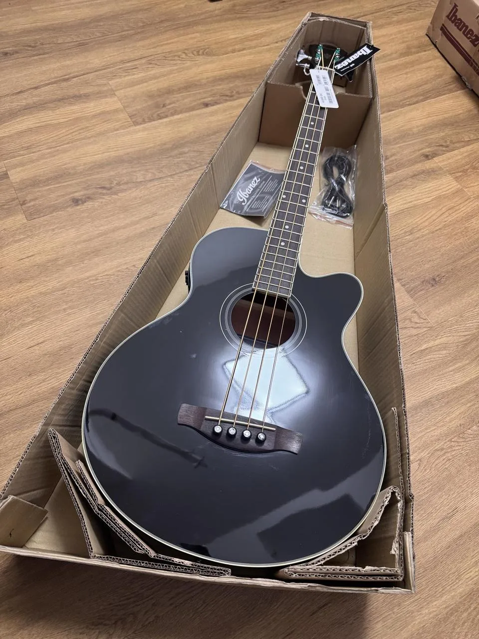 Elektroakustická baskytara Ibanez AEB8E Black