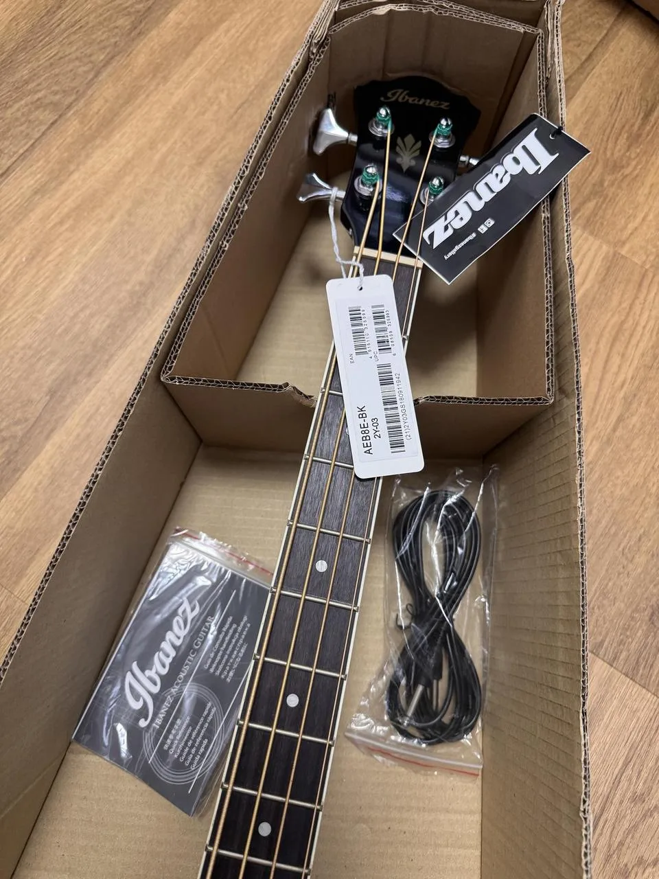 Elektroakustická baskytara Ibanez AEB8E Black