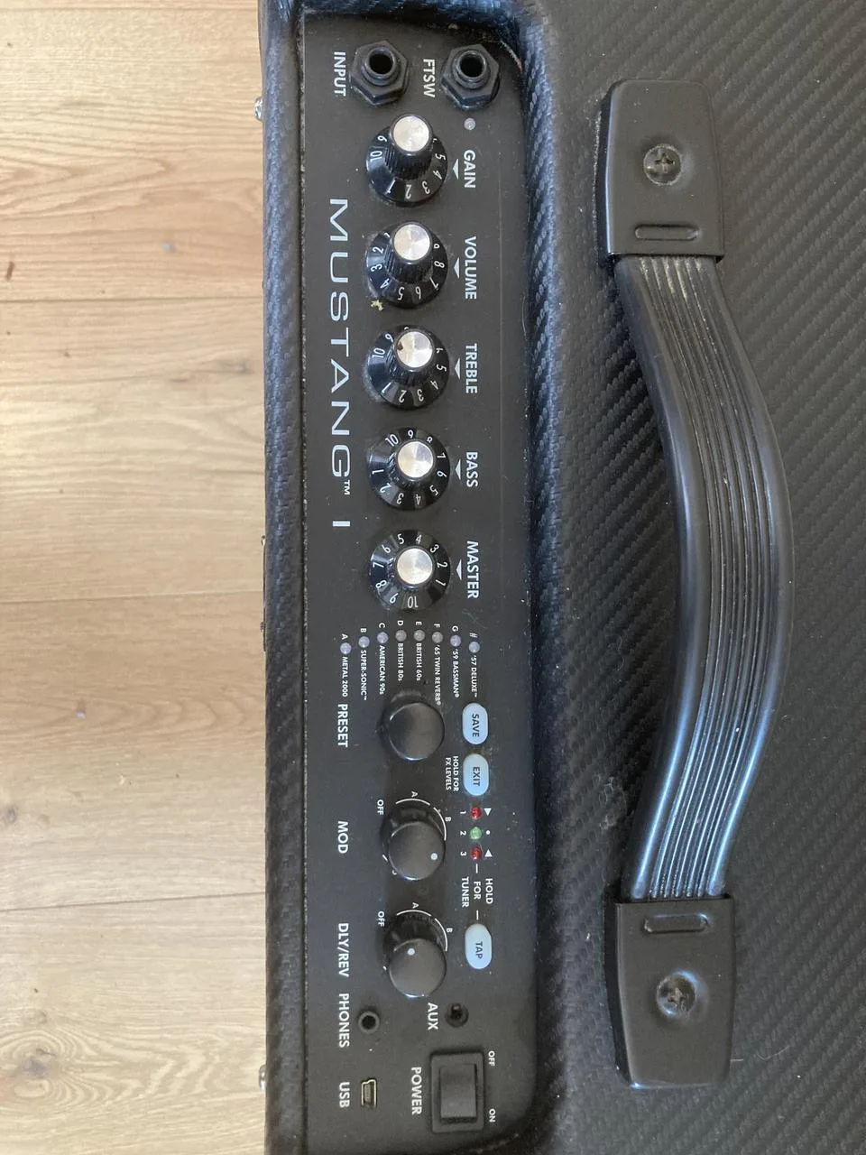 kytarové kombo Fender Mustang I