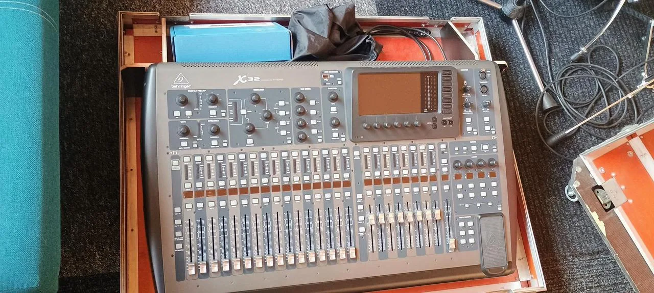 Behringer X32 + case