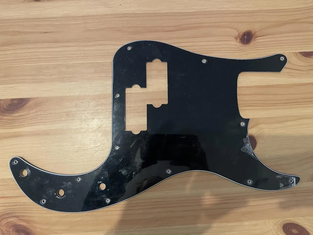 Černý pickguard Squier PJ Bass
