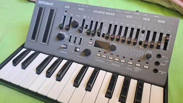 ROLAND SH-01A
