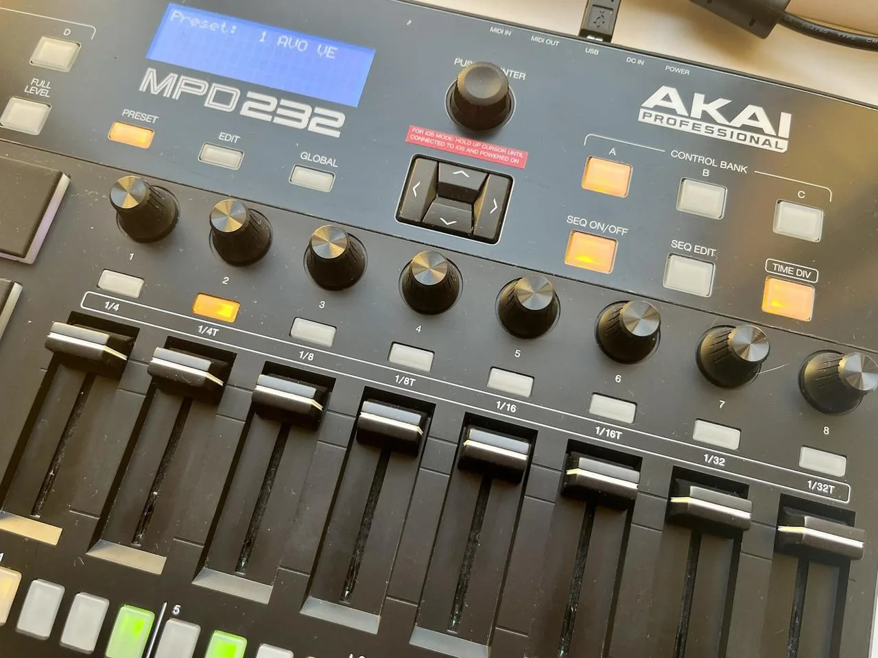 Akai MPD 232 Midi kontroler