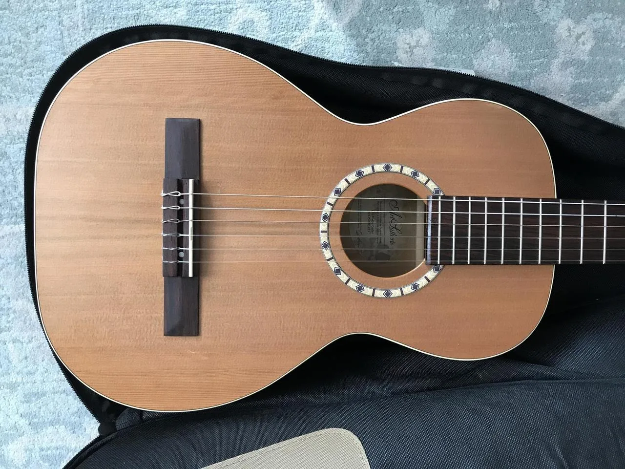 Prodám klasickou kytaru Art & Lutherie AMI (Made in Canada)
