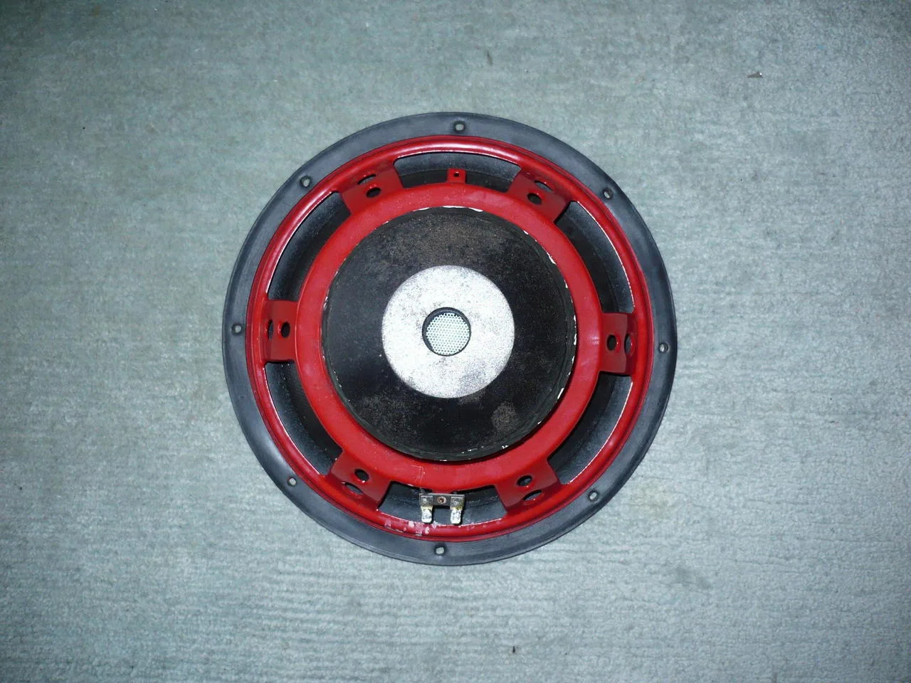 Subwoofer-basový reproduktor do auta. 4 Ohm.