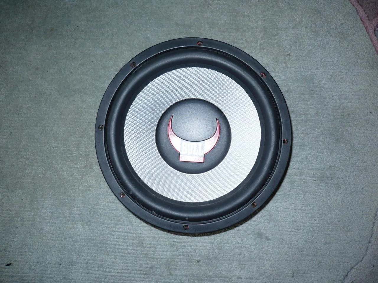 Subwoofer-basový reproduktor do auta. 4 Ohm.