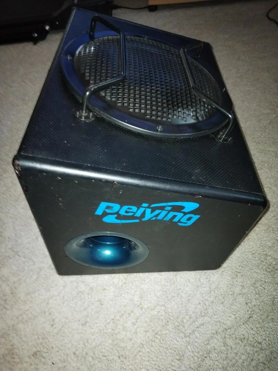 Pasivní subwoofer.