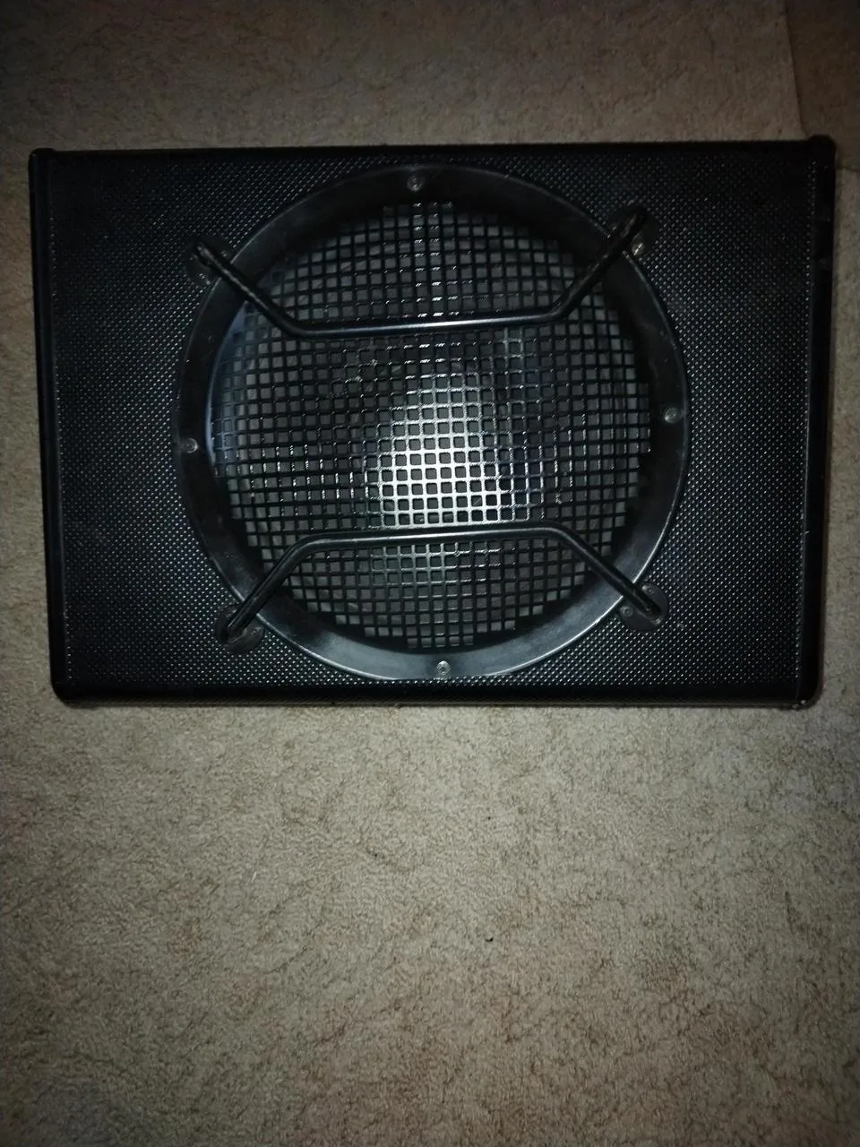 Pasivní subwoofer.