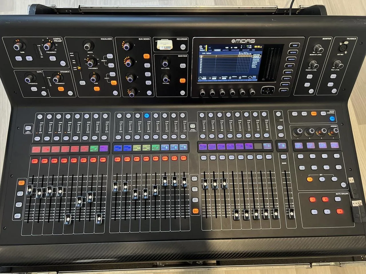 Midas M32Live + Thon case