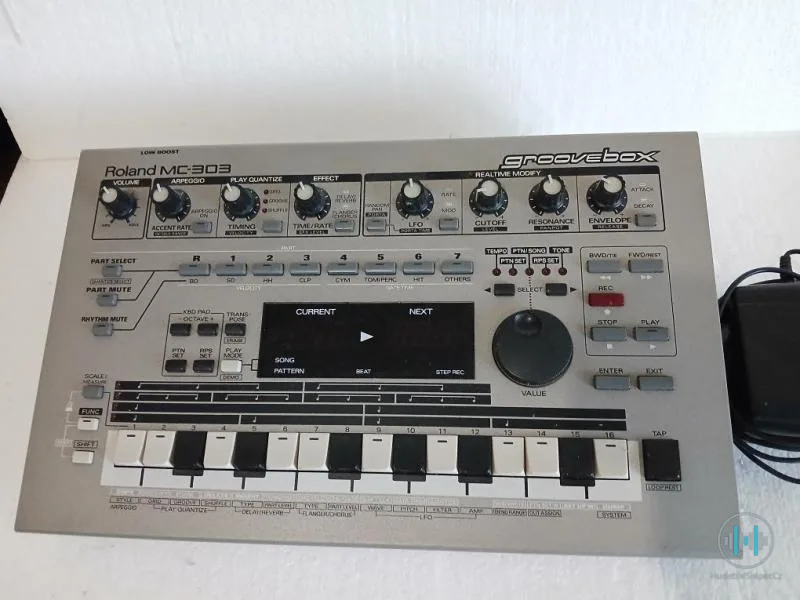 ROLAND MC-303