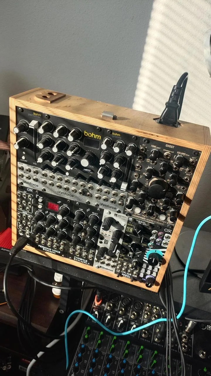 Eurorack modular case, shakmat, erica synths, bastl, kabely