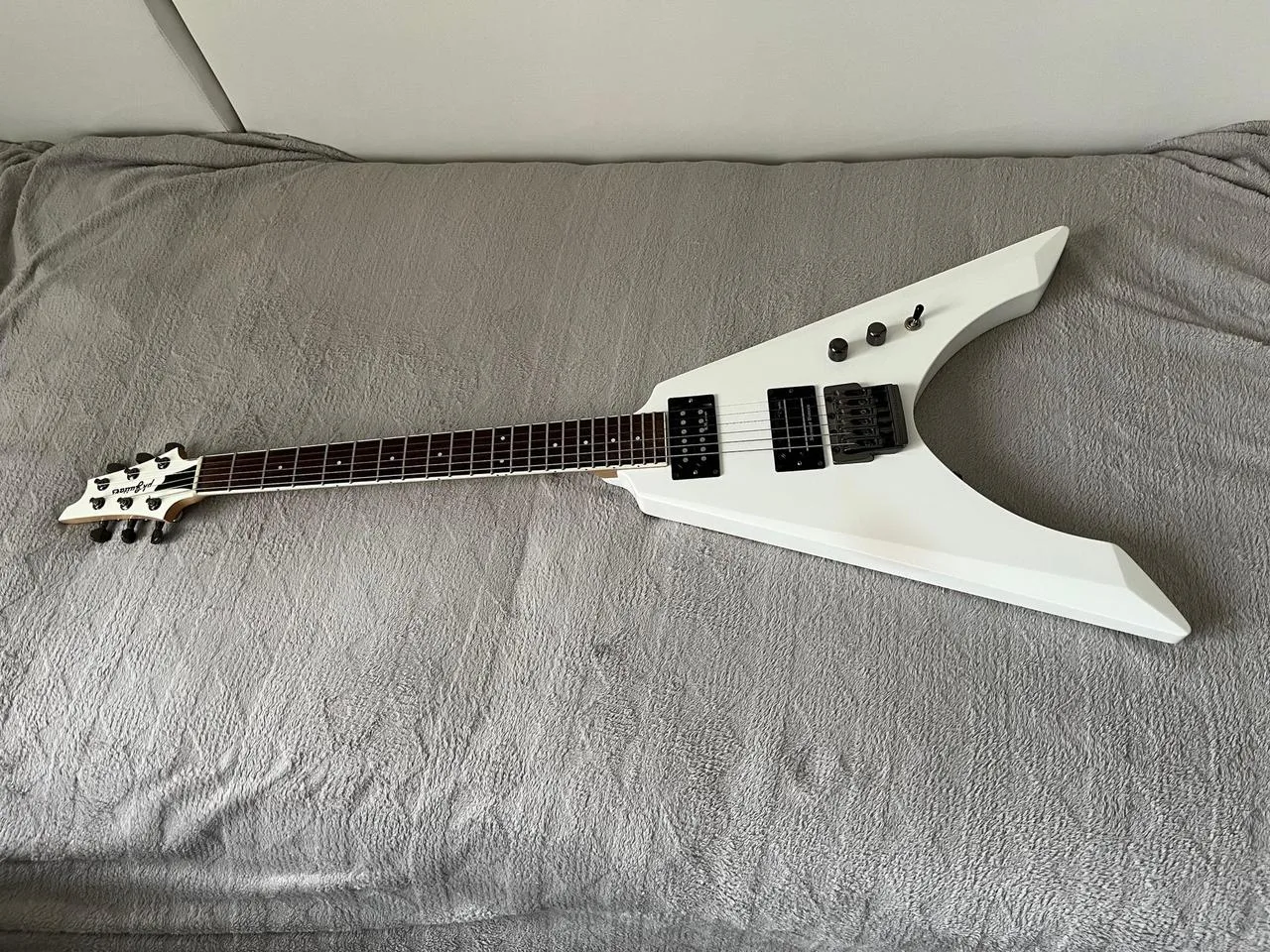 PK Guitars custom "V"- čko