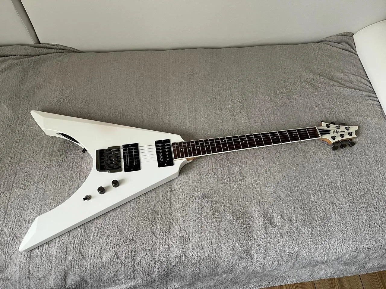 PK Guitars custom "V"- čko