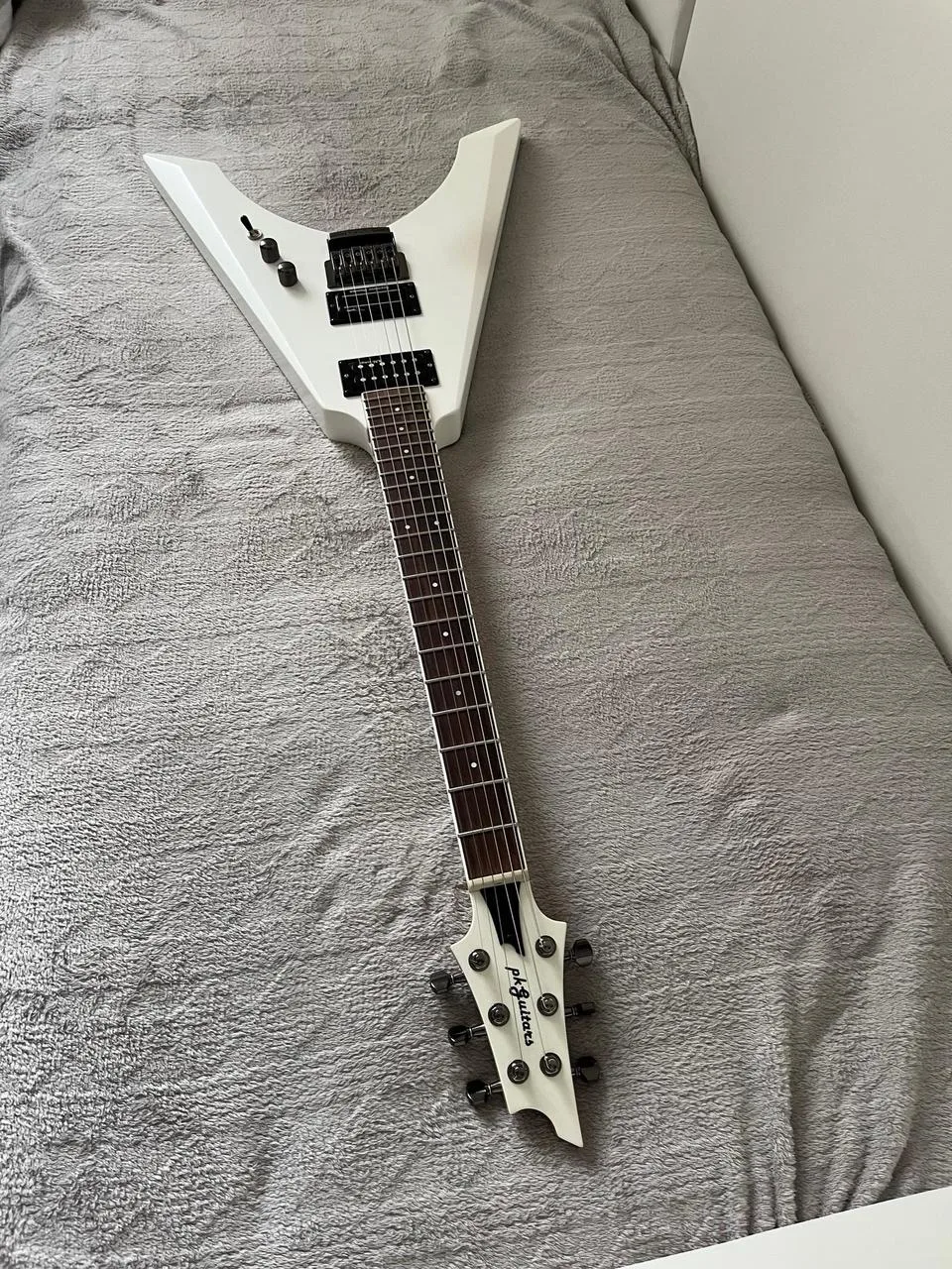 PK Guitars custom "V"- čko