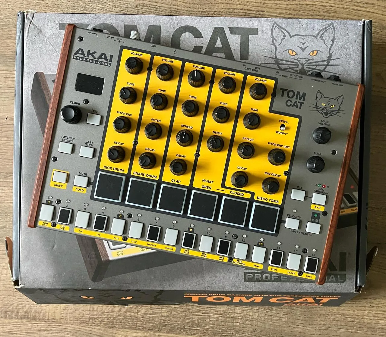 Akai TomCat - analog drum synth