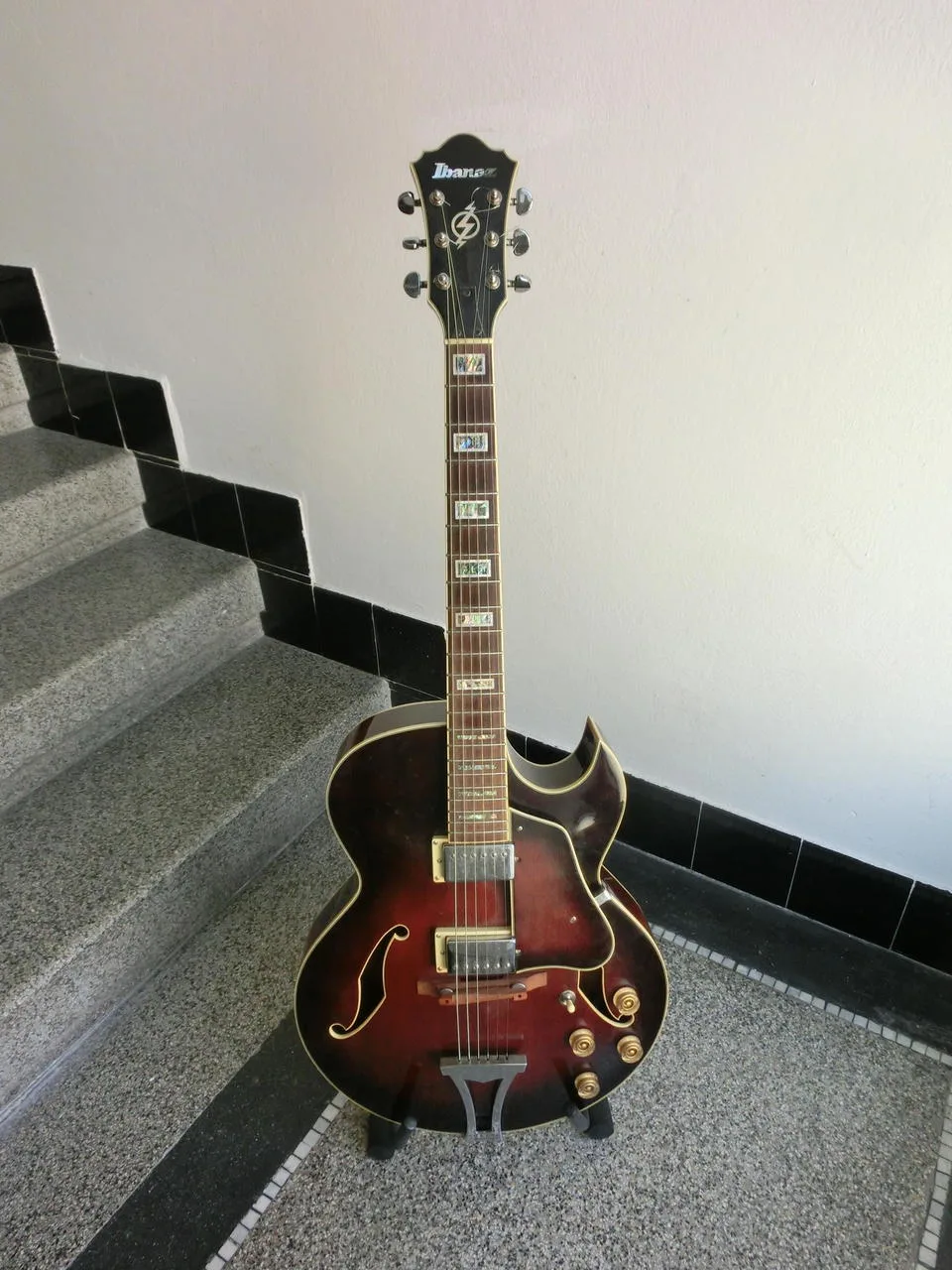 Ibanez AK 85
