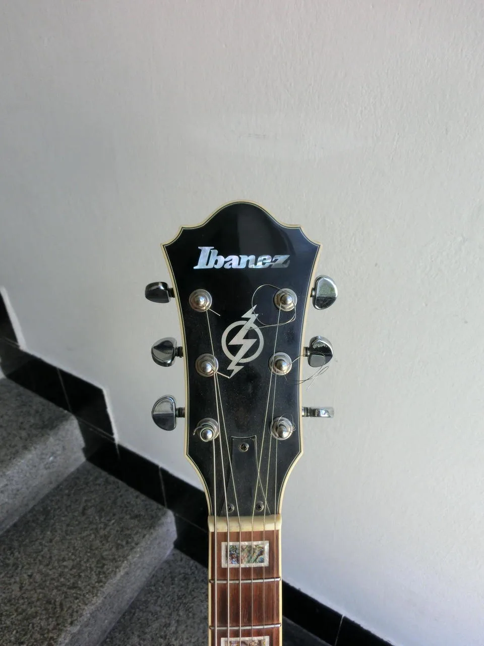 Ibanez AK 85