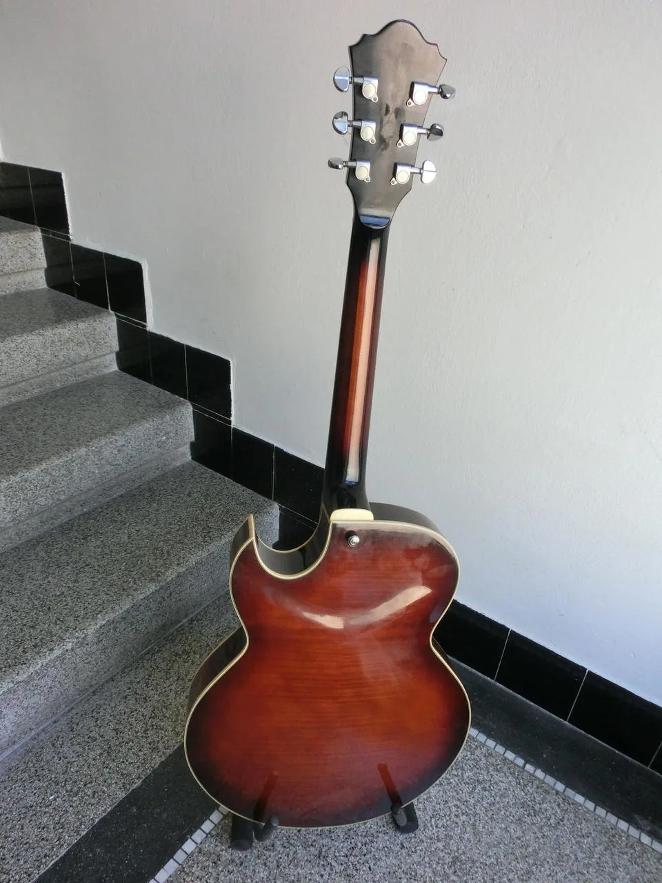 Ibanez AK 85