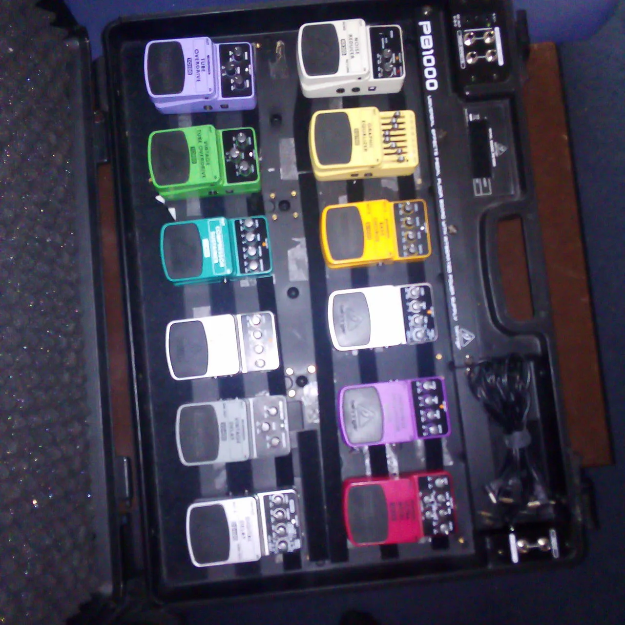 Prodám pedalboard s efekty Behringer