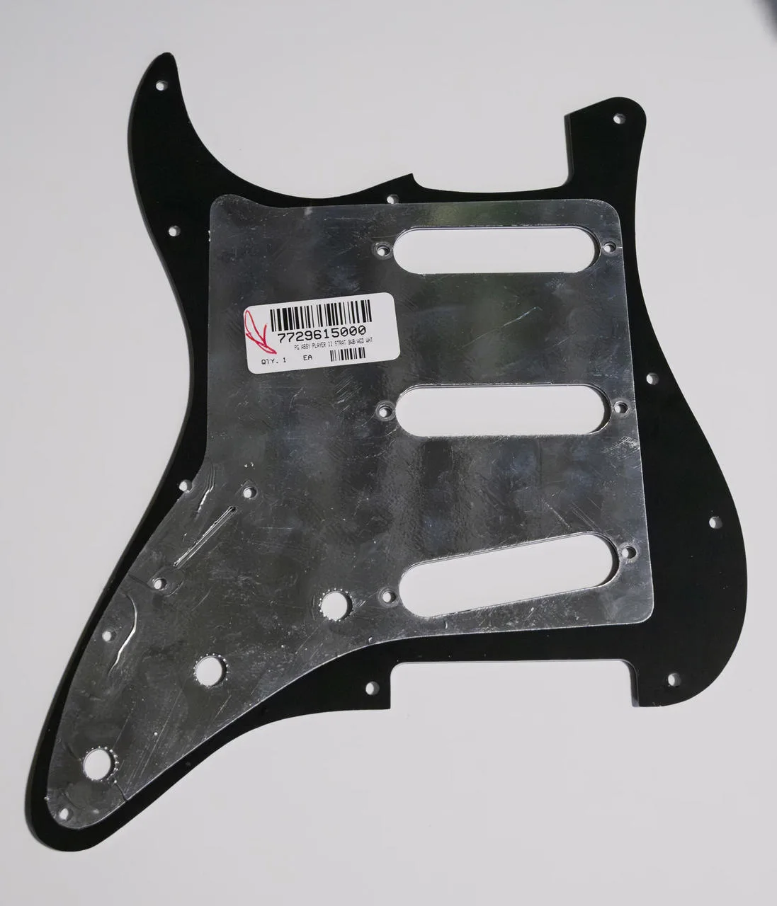 Pickguard + kryt tremola na Fender Stratocaster SSS
