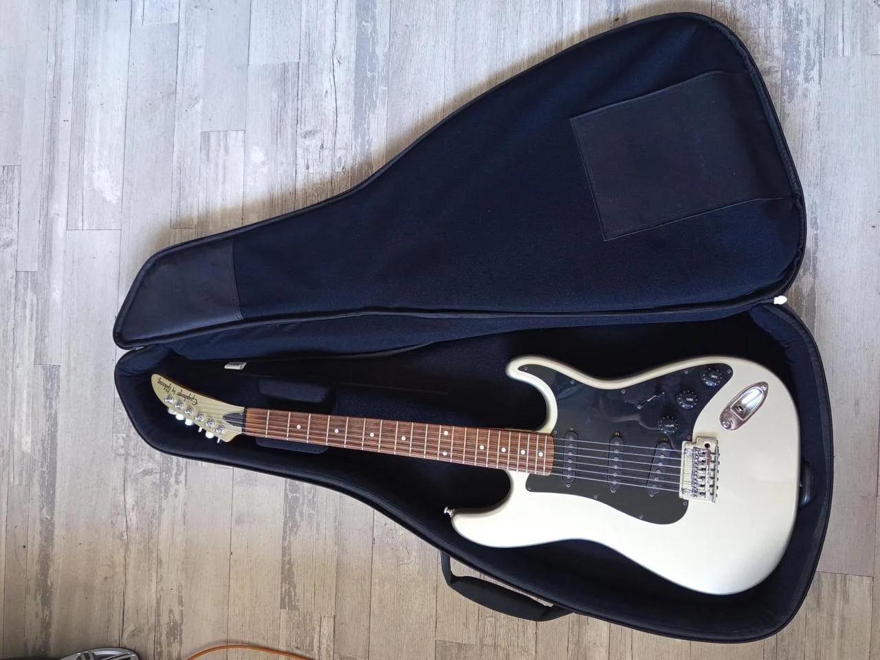 Fender FE1225 Gig bag na elektrickou kytaru