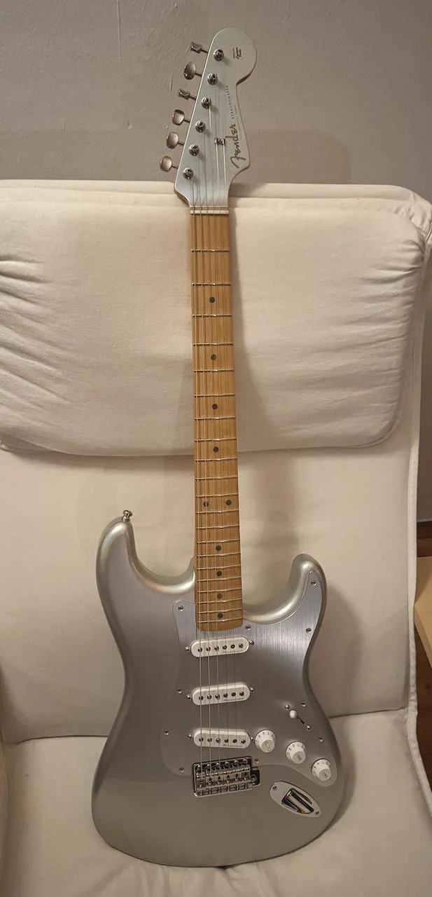 Fender H. E. R. Stratocaster Chrome Glow