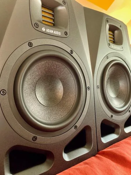 Adam A7V - Nový standard, bohatý a prostorový