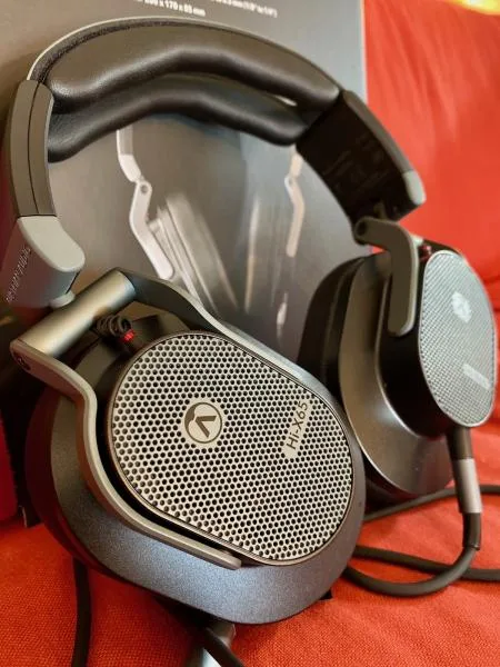 Austrian Hi-X65 - ostříží pohled z výšky, nasvícený reflektory