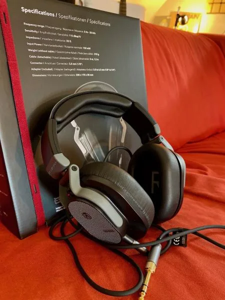 Austrian Hi-X65 - ostříží pohled z výšky, nasvícený reflektory