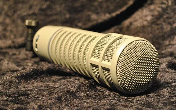 Proslavený mikrofon Electrovoice RE20