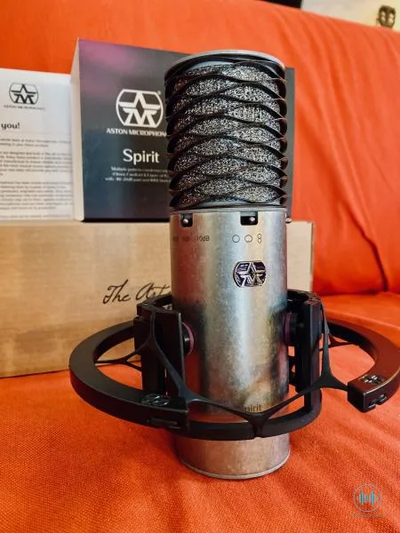 Aston Spirit - frajer mezi mikrofony