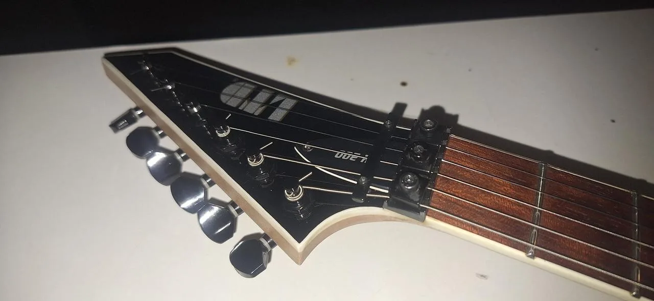 prodam ESP LTD MH-200, Black