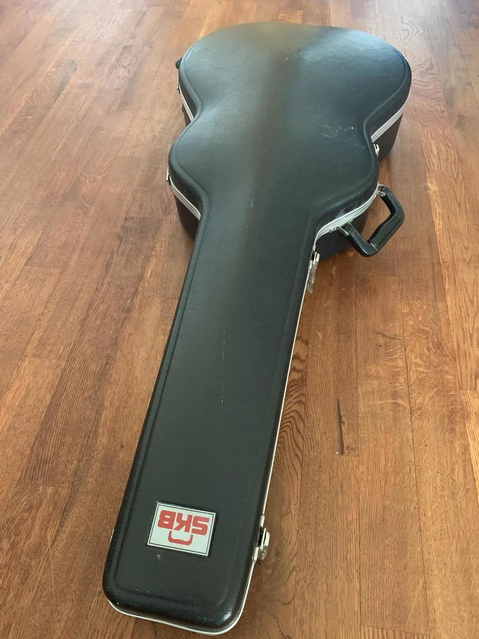 SKB - kufr na akustickou kytaru