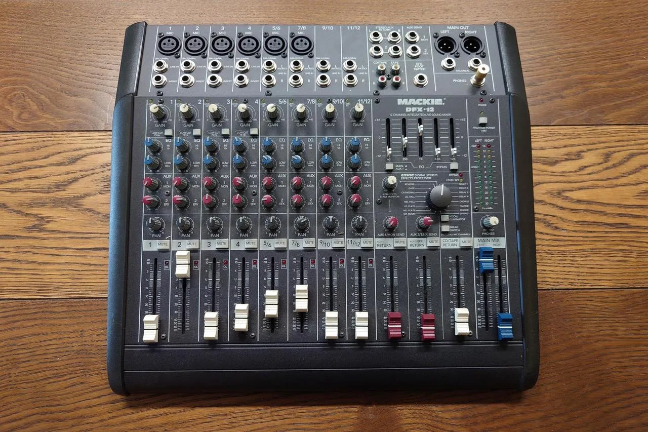 Analogovy mixer Mackie DFX12