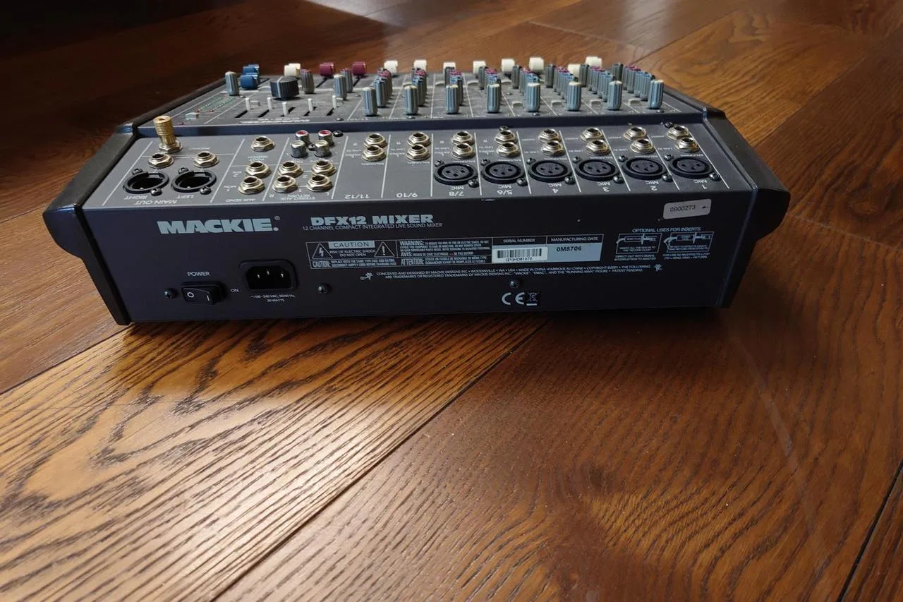 Analogovy mixer Mackie DFX12