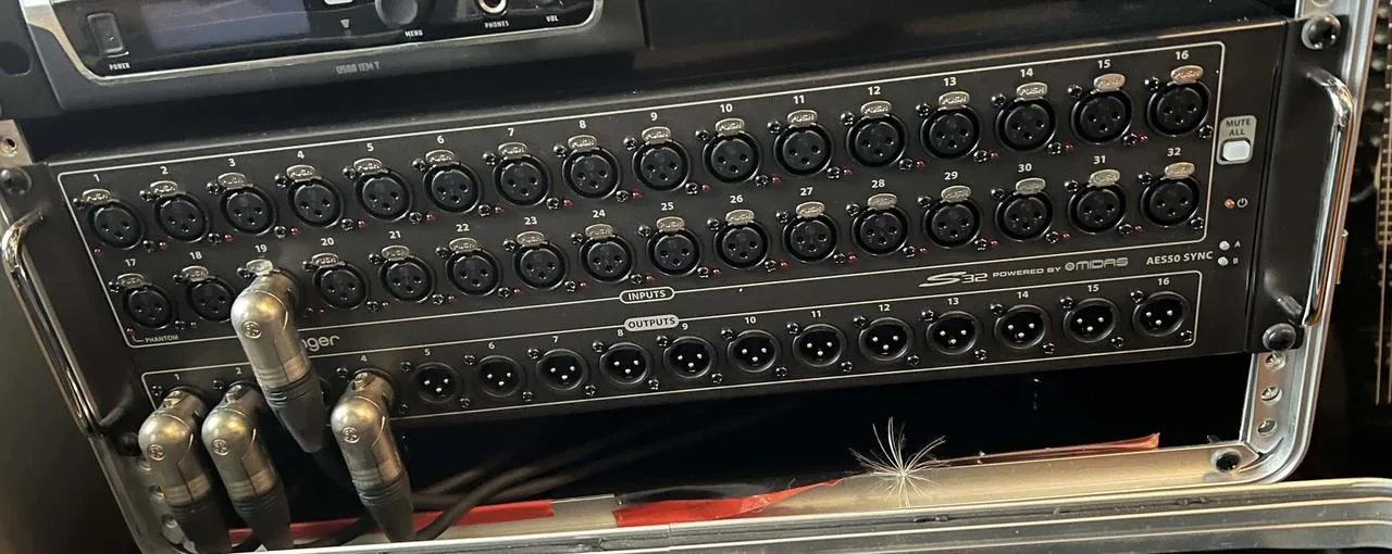 Behringer S32