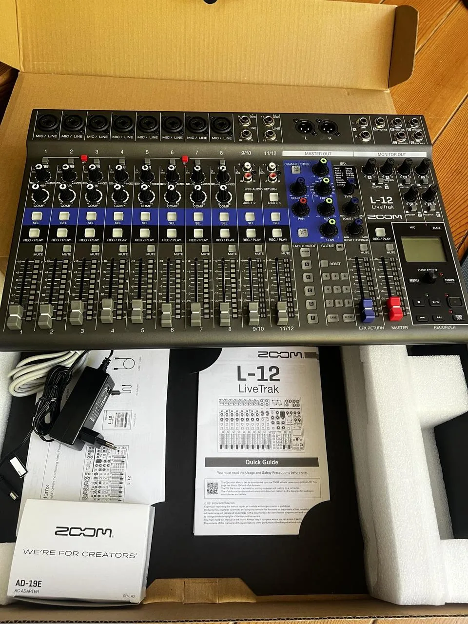 Zoom LiveTrak L-12