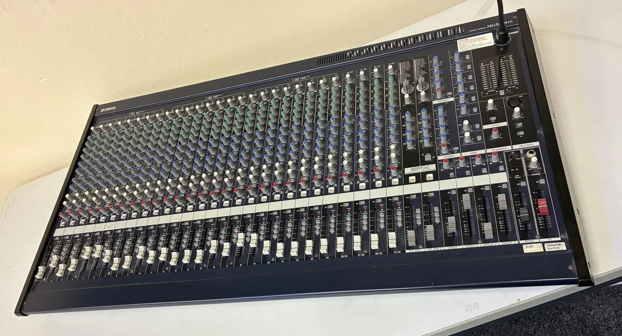 YAMAHA mixing console MG32/14FX