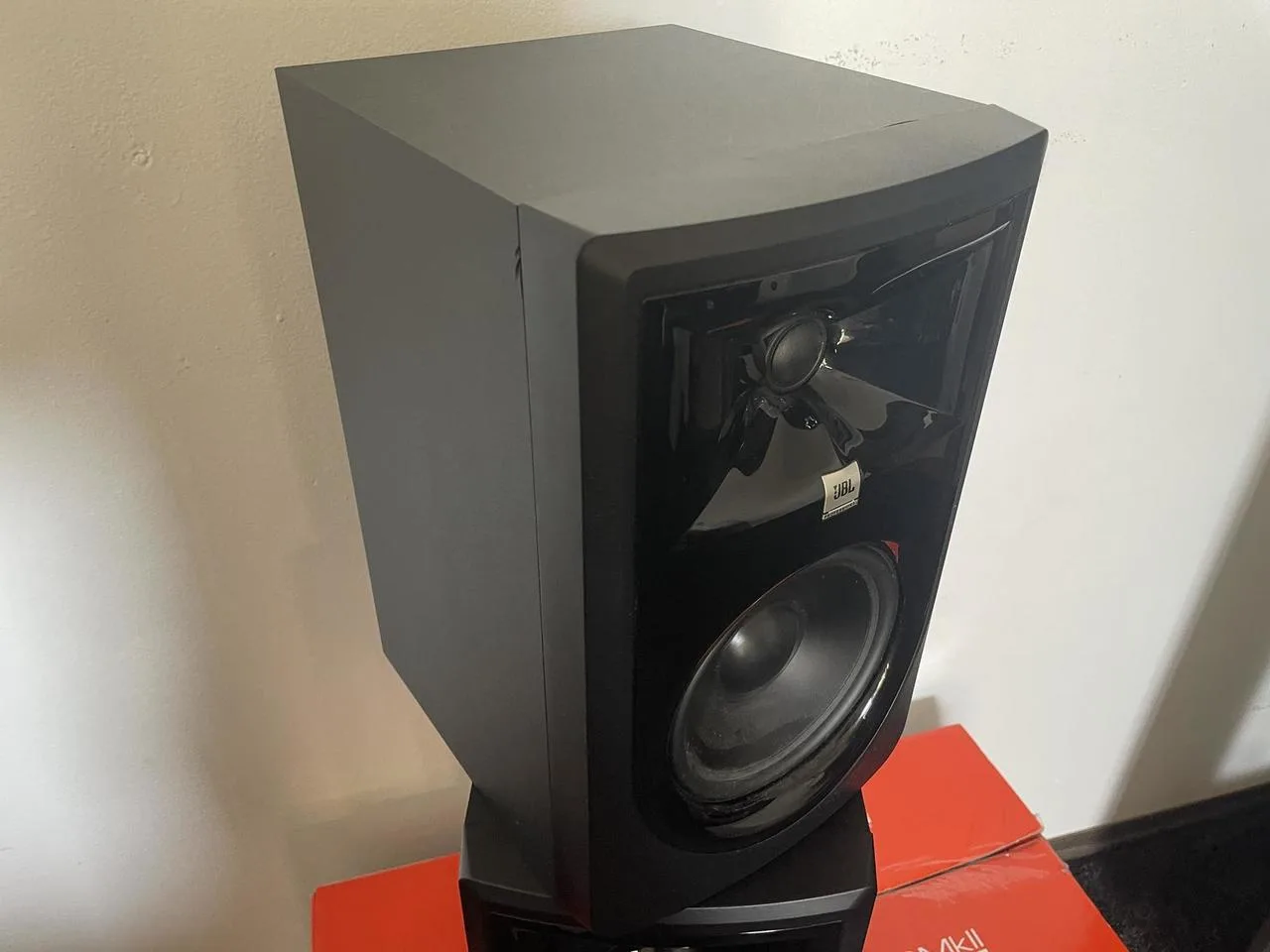 Prodám studiové monitory JBL LSR306P MkII + kovové stojany