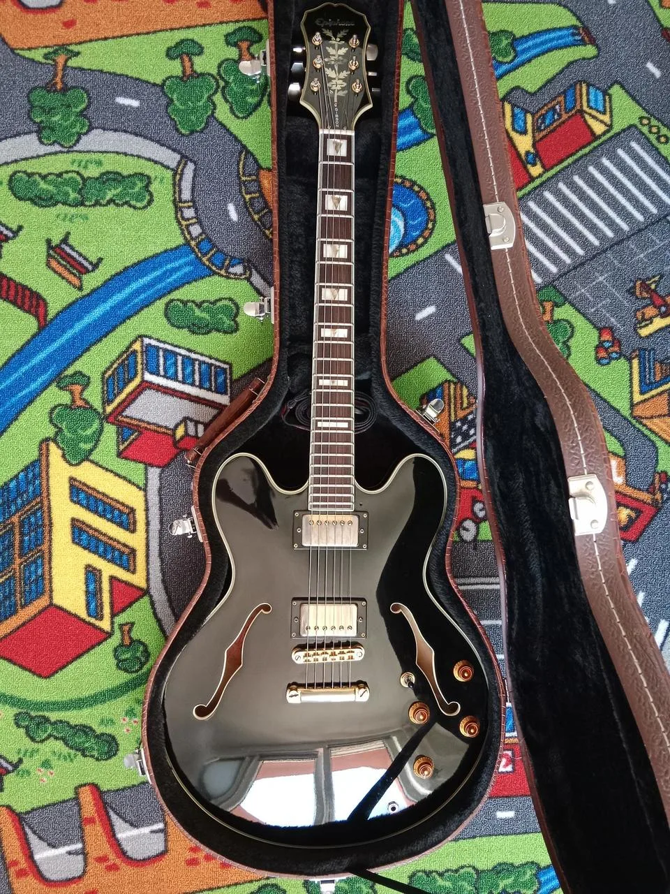 Epiphone Sheraton 90tá léta