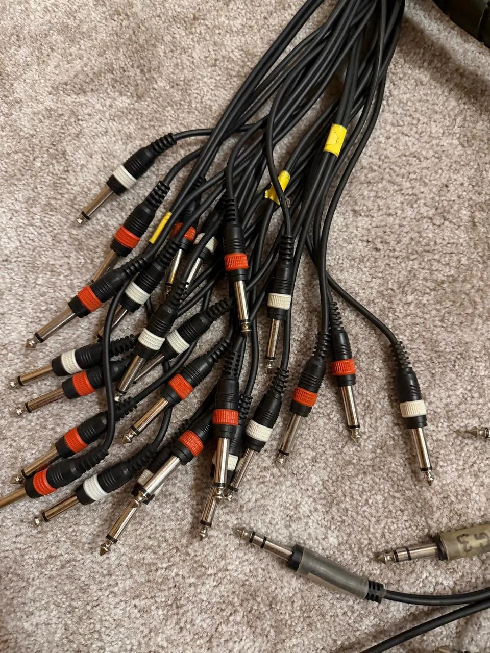 Kabely 1x Jack 6,3 stereo - 2x Jack 6,3 - mono Adam Hall