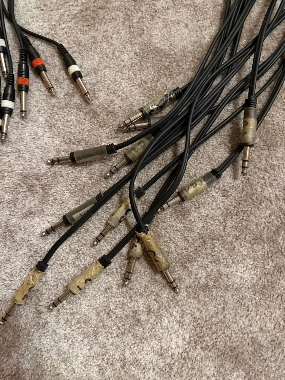 Kabely 1x Jack 6,3 stereo - 2x Jack 6,3 - mono Adam Hall