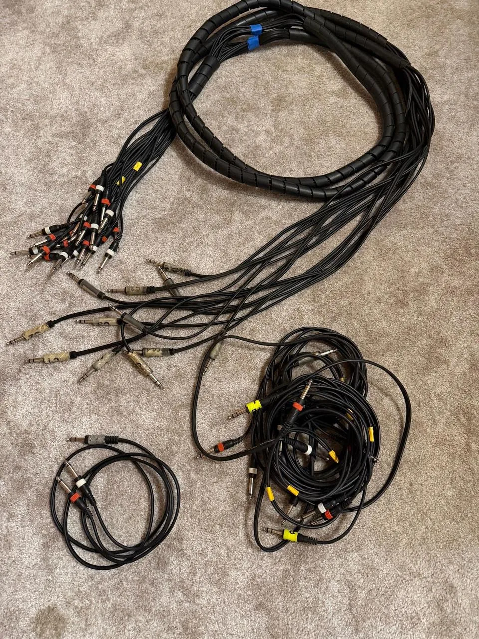 Kabely 1x Jack 6,3 stereo - 2x Jack 6,3 - mono Adam Hall