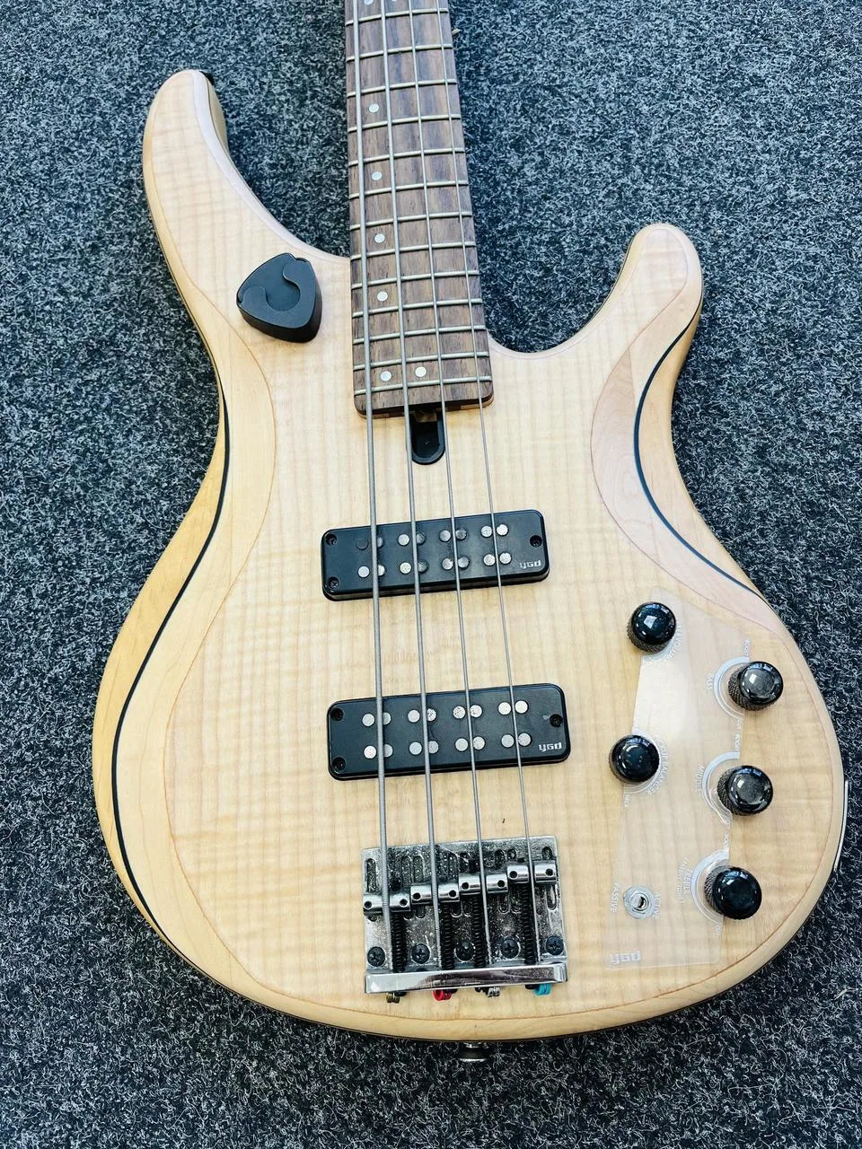 Baskytara Yamaha