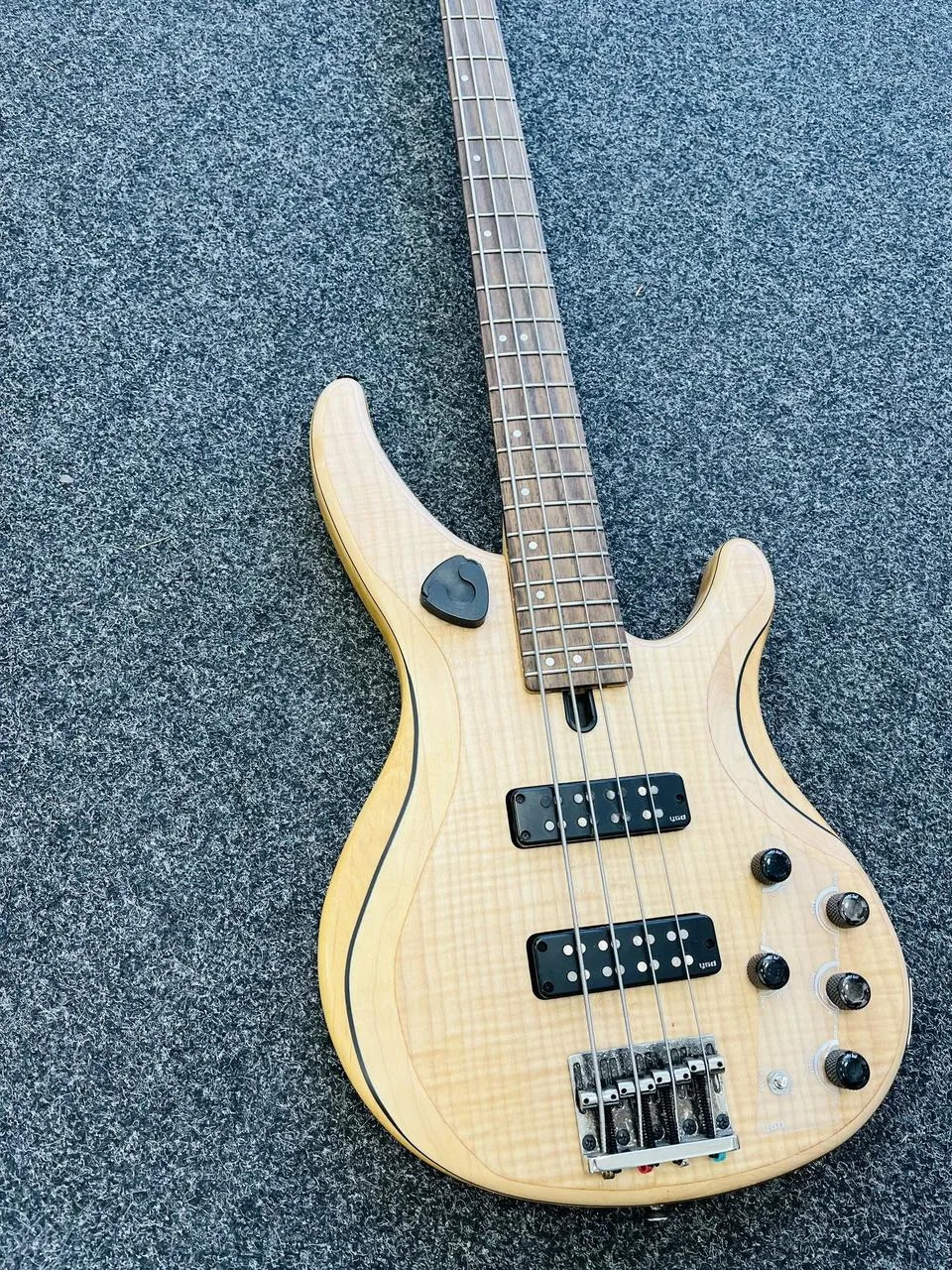 Baskytara Yamaha